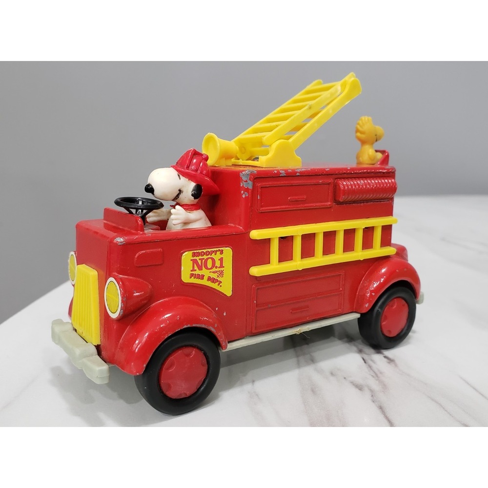 1965 Snoopy & Woodstock Ladder Firetruck Aviva Toy Die Cast Peanuts